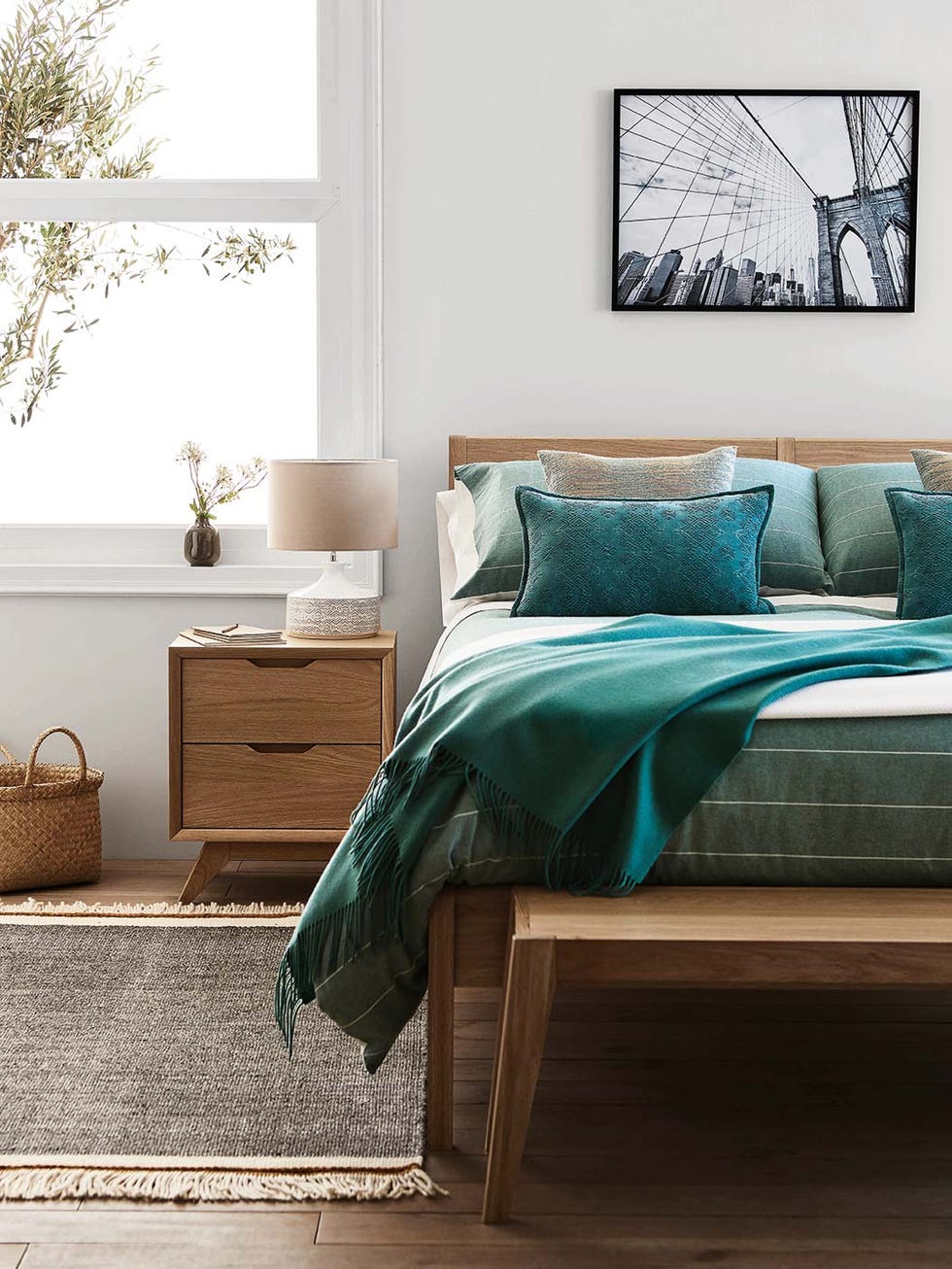 Dormitorio con muebles de madera