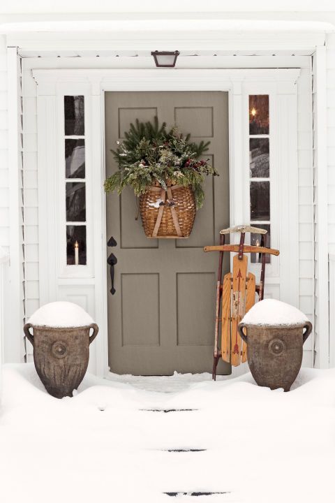 https://hips.hearstapps.com/hmg-prod/images/basket-christmas-door-decorations-1567023530.jpg