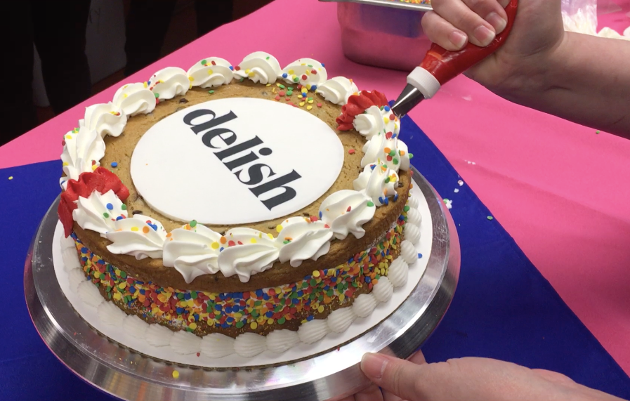 Cake, Cake decorating, Sugar paste, Food, Birthday cake, Buttercream, Torte, Dessert, Baked goods, Icing, 