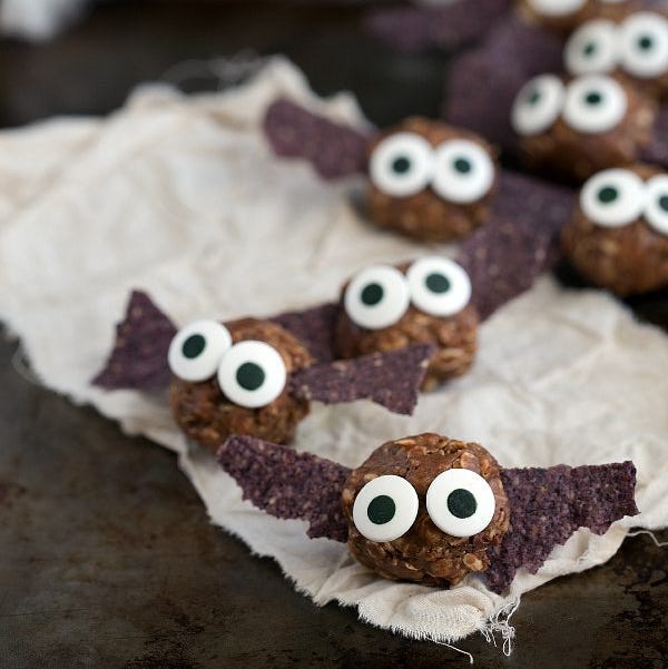 Owl, Food, Buttercream, Baking, Baked goods, Dessert, Cake, Bird of prey, Icing, Snack, 