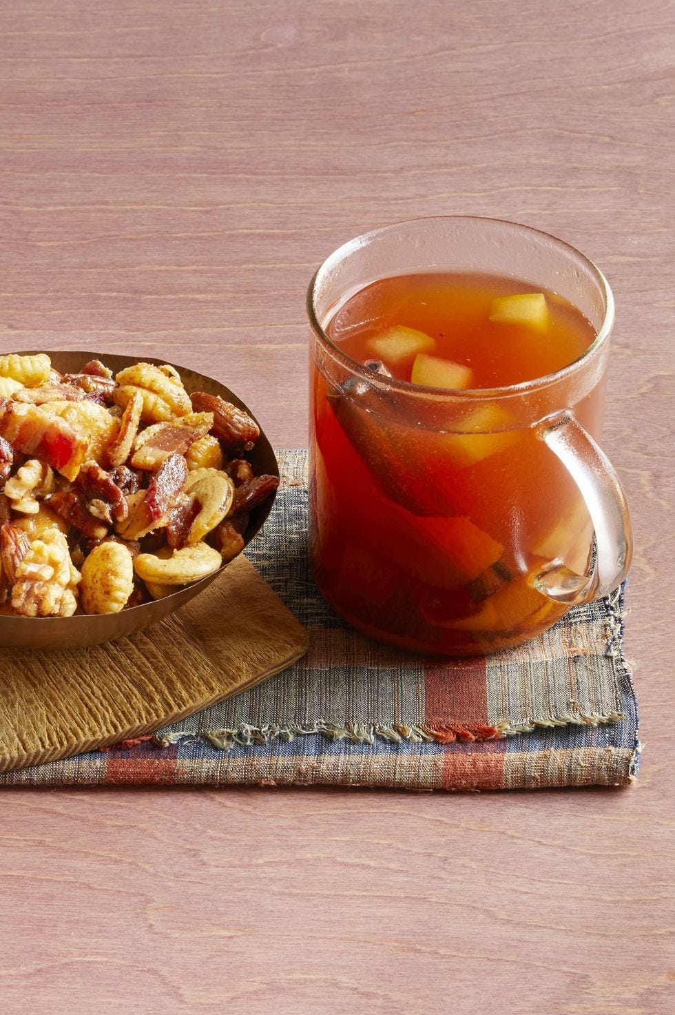 https://hips.hearstapps.com/hmg-prod/images/batch-cocktail-recipes-mulled-cider-with-bourbon-64f8f2e50c432.jpeg?crop=0.760xw:0.632xh;0.237xw,0.167xh&resize=980:*