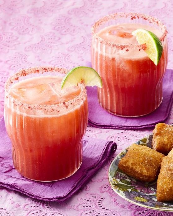 https://hips.hearstapps.com/hmg-prod/images/batch-cocktail-recipes-strawberry-margaritas-64f8f164db67d.jpeg?crop=1.00xw:0.835xh;0,0.106xh&resize=980:*