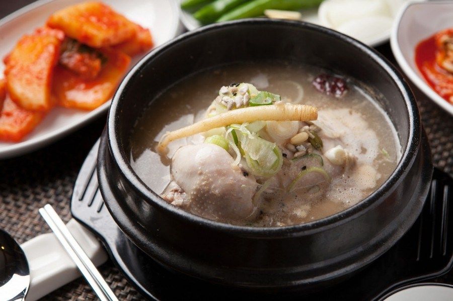 冬天去韓國最不能錯過的美食就是人蔘雞！其實對韓國人來說，進補這件事是在夏天才做的事，而人蔘雞是以多種中藥材所熬煮，對韓國人來說是一道進補的美食，所以有些店家的人蔘雞甚至是只有夏天才吃得到！