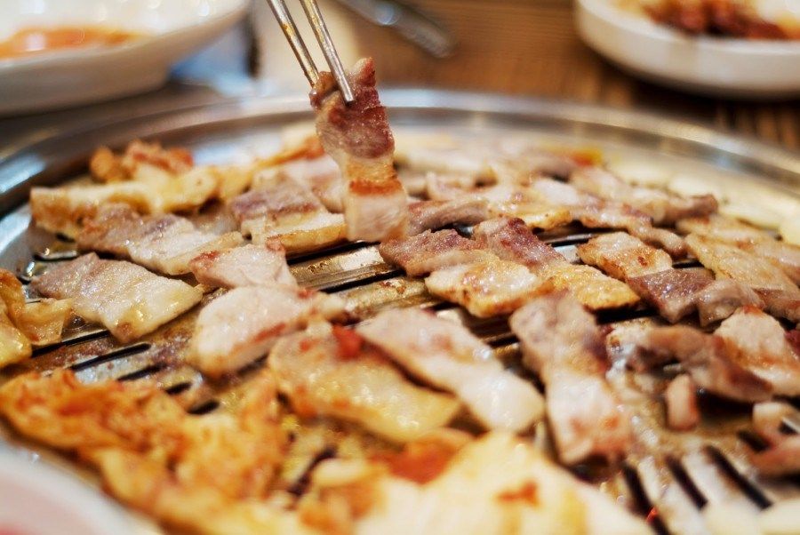 韓國人聚餐的口袋名單絕對不能缺少烤肉！新鮮的肉質烤過後就會散發出甜味，外脆內嫩，還會搭配上洋蔥、蒜一起烤，味道會更香！用生菜或是芝麻葉跟著泡菜、蒜、淹蘿蔔等包起來再沾個醬一起吃，就是道地韓式烤肉的吃法！