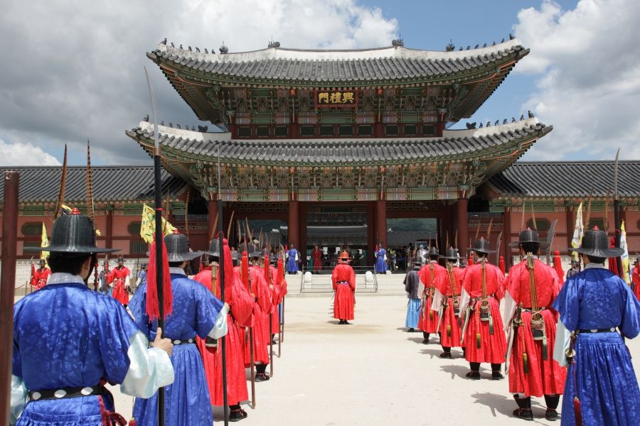 身為韓國五大宮闕中佔地最廣且建築設計最美麗的景福宮，在韓國的歷史上可是占有舉足輕重的地位。 造訪一次景福宮不僅僅能看到韓國傳統的宮廷建築，也能藉機對韓國的歷史更深入了解。從光化門進入一直到興禮門之間的那廣場是不需要收費的，在固定時間還會有門將的交接儀式，且現在穿韓服參觀景福宮是免費的，很適合打扮一番進去景福宮拍美照！