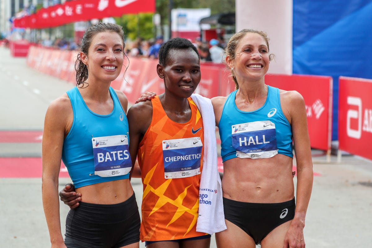 Emma Bates, Sara Hall Finish Second, Third at the 2021 Chicago Marathon