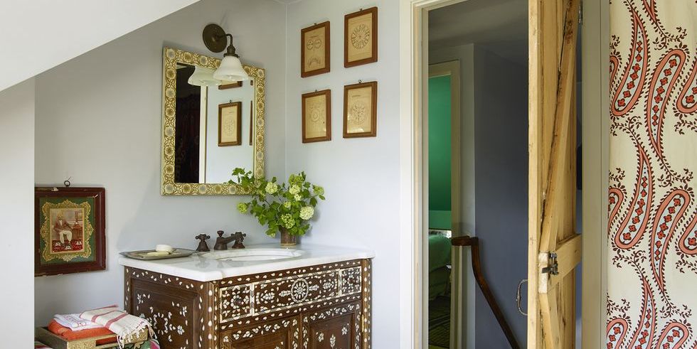 10 Beautiful Bathroom Artwork Ideas