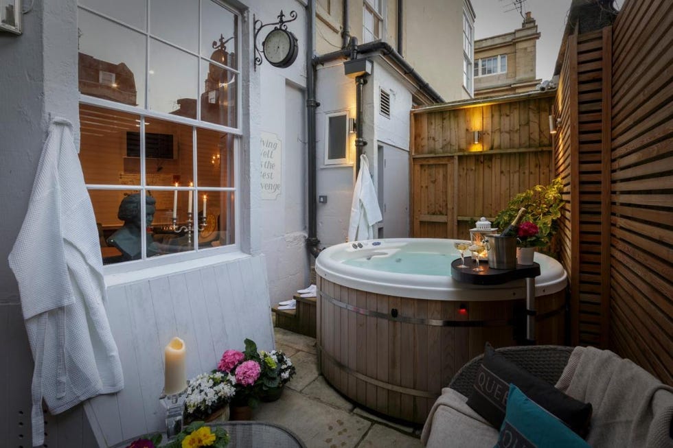 a bathtub in a room