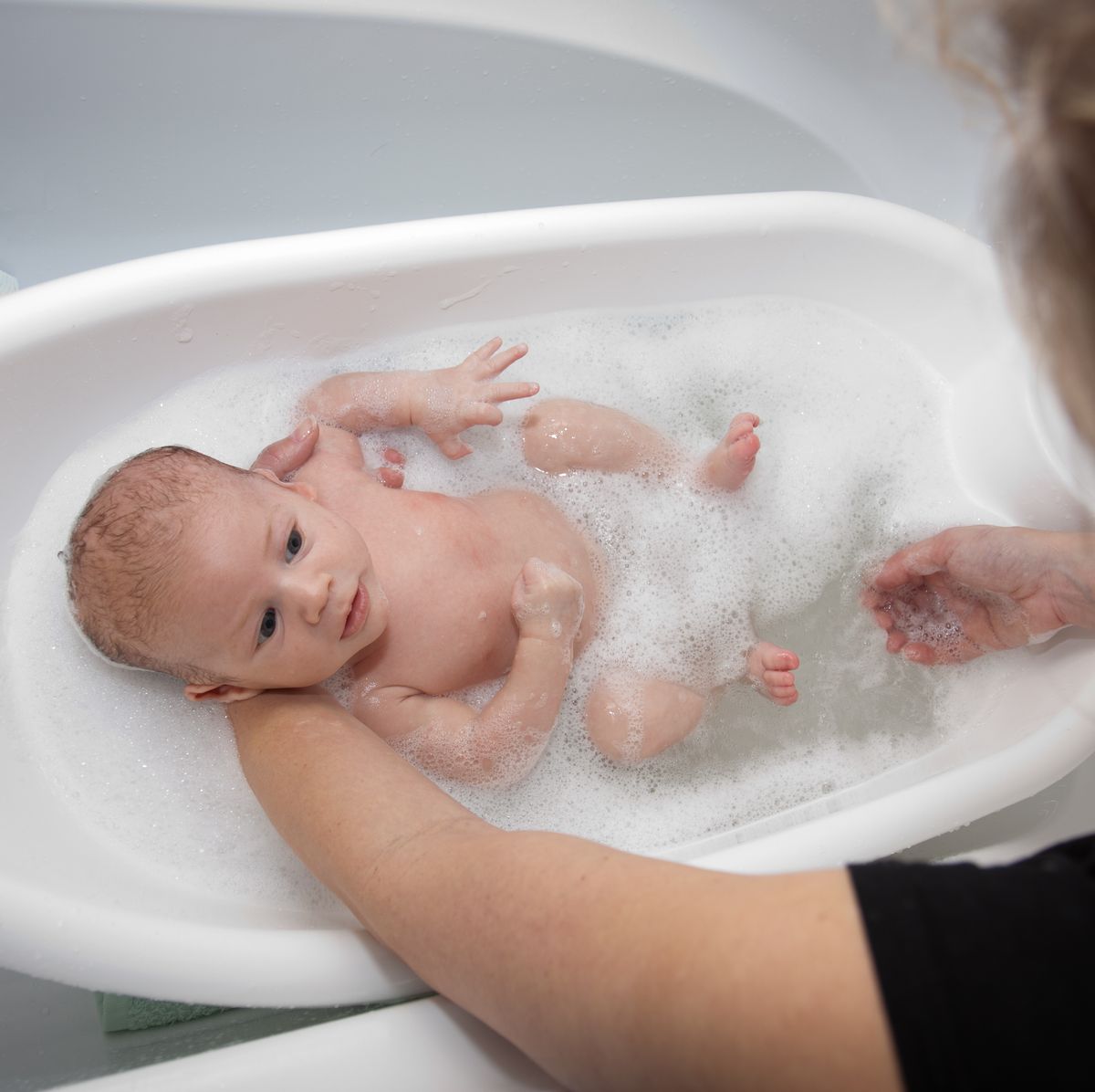 ¿Cómo bañar a mi bebé recién nacido?