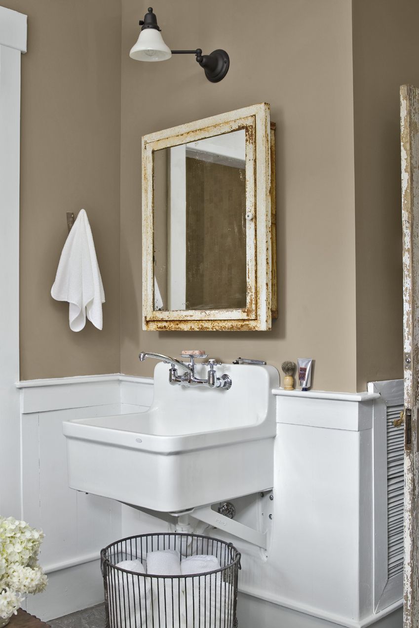 The Best Colors for Small Bathrooms