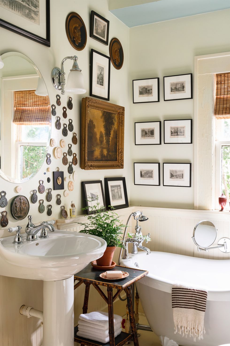 8 Small Bathroom Decorating Ideas You Have to Try