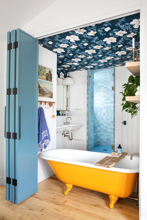 bathroom decorating ideas, bathroom with yellow tub, wallpapered ceiling
