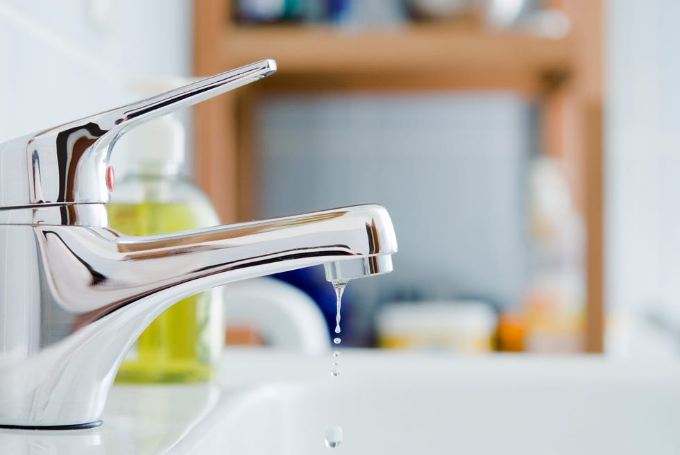 un grifo gotea en un cuarto de baño