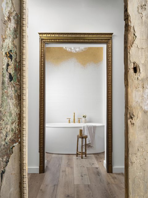 alison victoria home tour
en suite bath
“i wanted a real accent wall that
wasn’t all paint,” victoria says of
the phillip jeffries grasscloth
wallcovering hand painted with
24 karat gold a solid bronze
doorframe from an old elevator
elegantly frames it