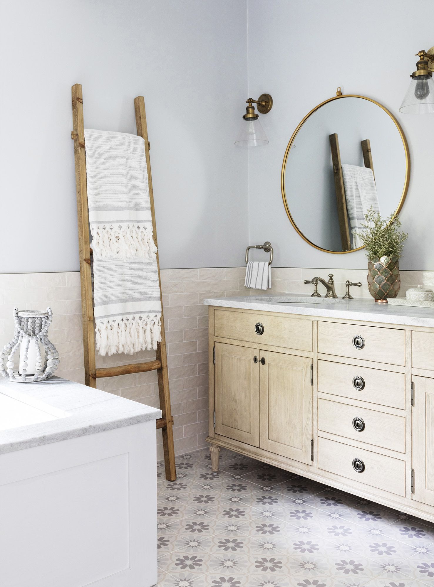 Stylish make-up mirrors & bathroom shelves