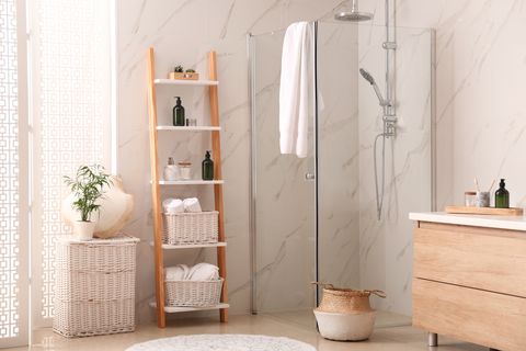 bathroom organization ideas, decorative ladder storing toiletries