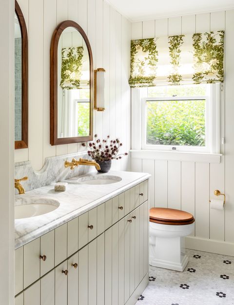 bathroom with off-white paint