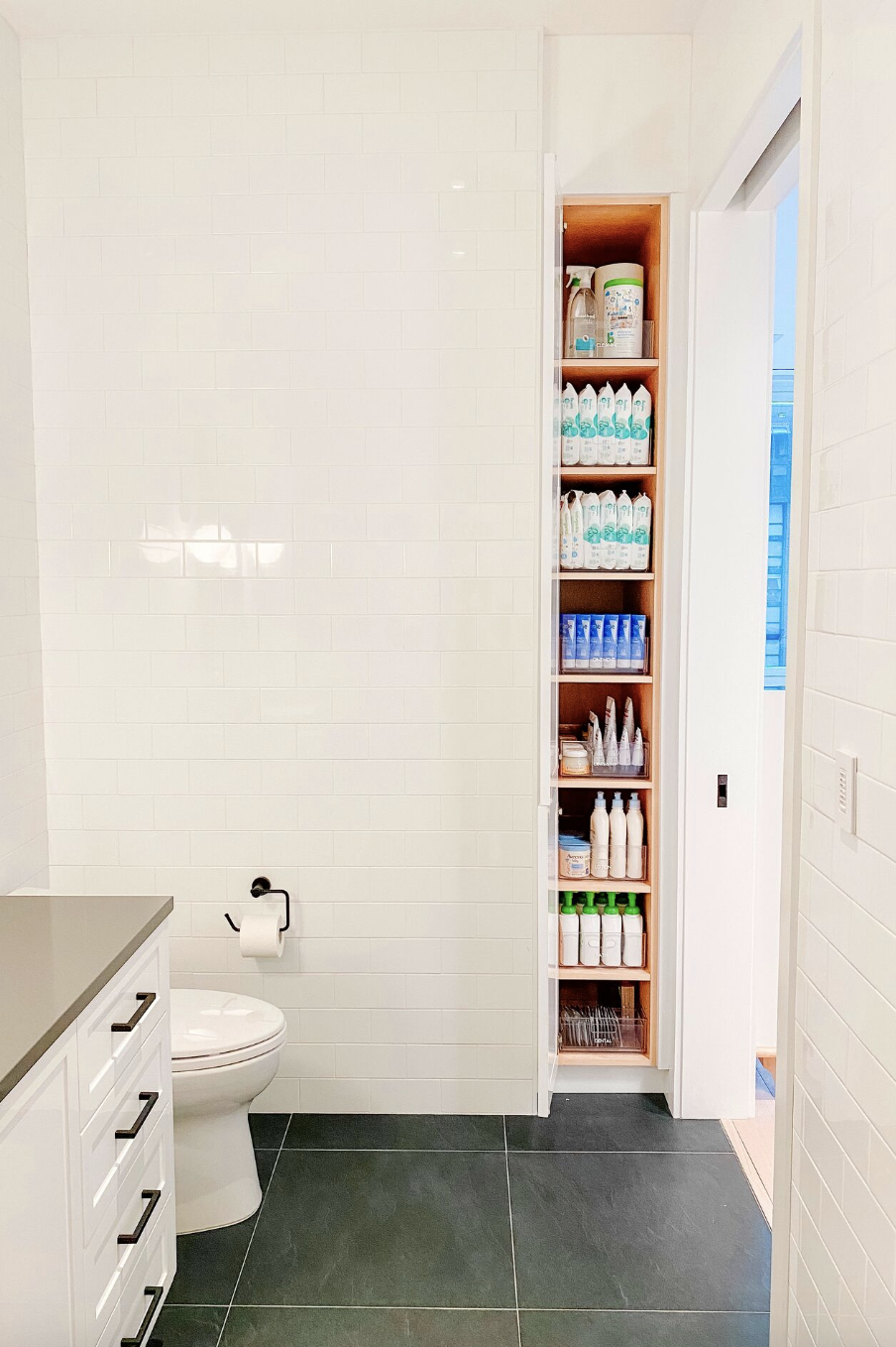 How to Use Bathroom Shelves to Organize Your Space