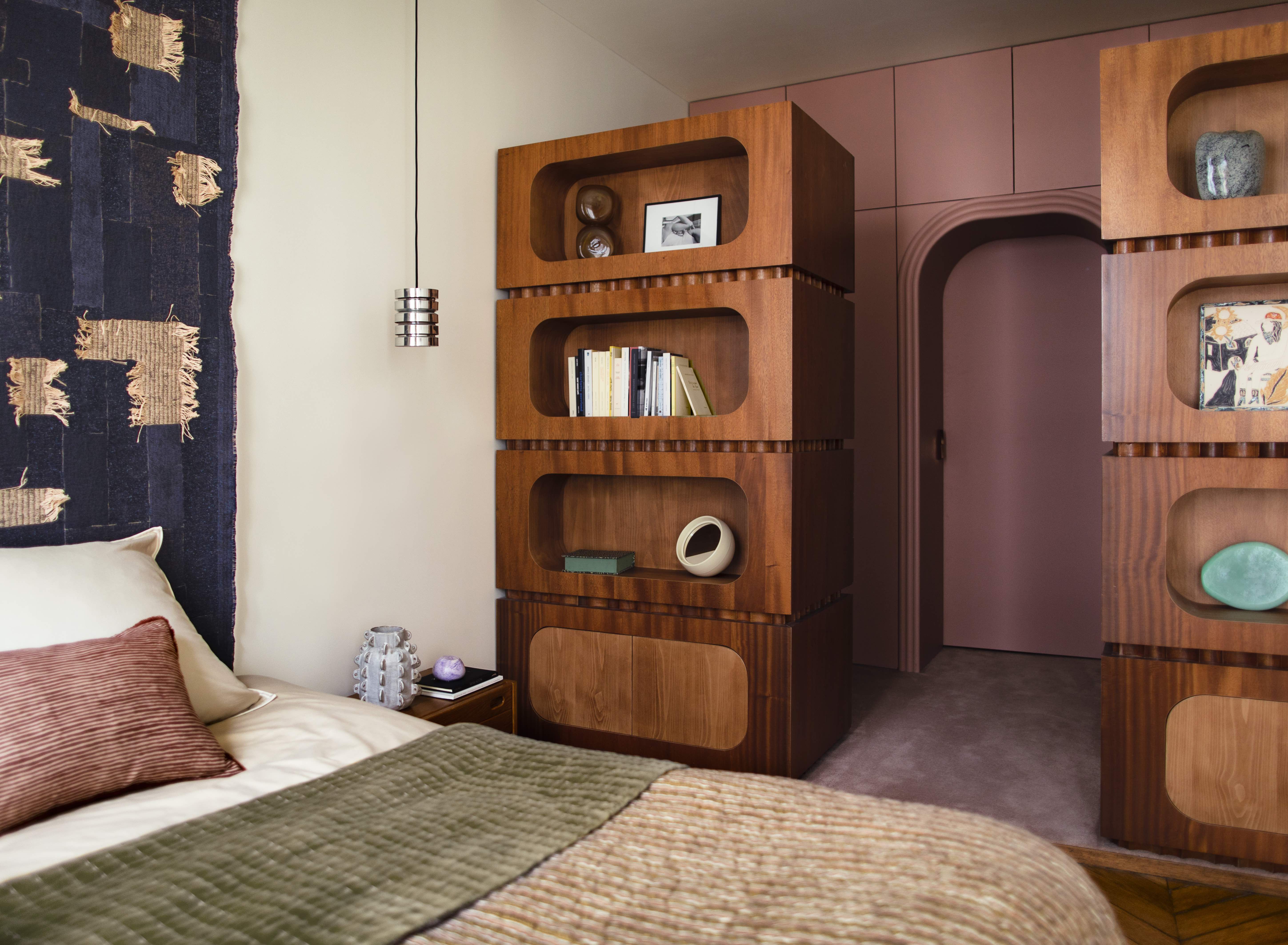 Corte cuadrado cama individual con cabecera de madera marrón y