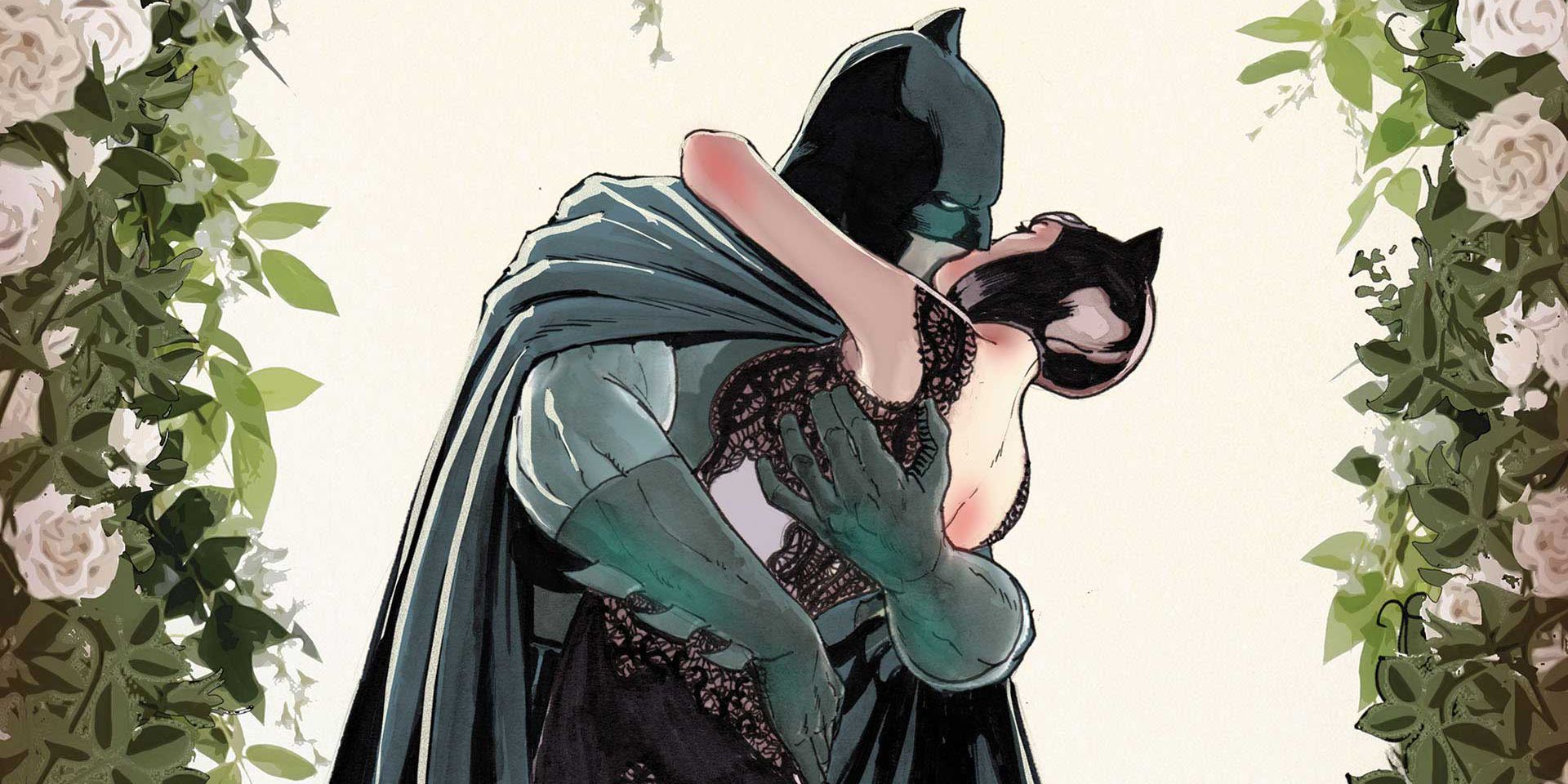 Batman e Catwoman si baciano. Il cavaliere oscuro si alza.html