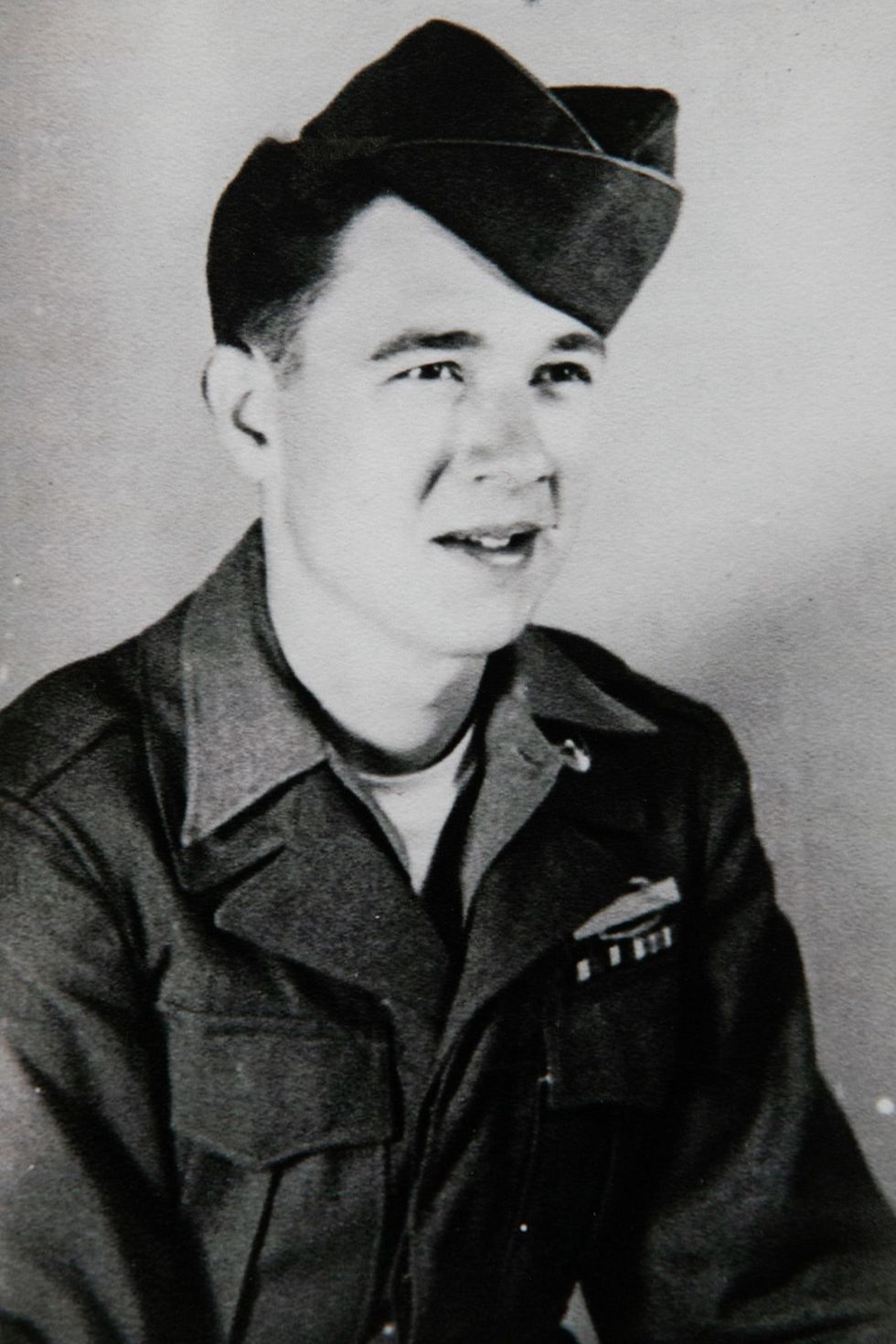 Vernon Brantley was twintig toen hij aan de Battle of the Bulge de Slag om de Ardennen deelnam Hij draagt zijn Army Combat Action Badge met trots
