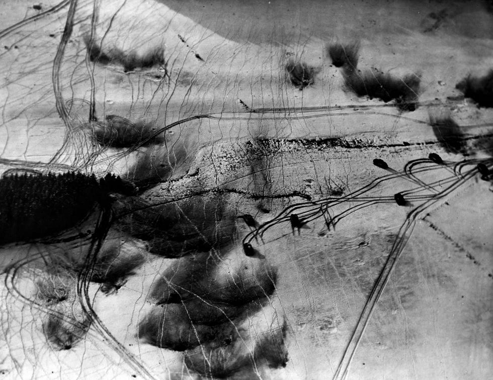 Wegens de zware bewolking konden Geallieerde vliegtuigen bij het losbarsten van de Slag om de Ardennen niet opstijgen maar begin januari 1945 hadden ze de overmacht in de lucht afgedwongen Daardoor konden de troepen die al meer dan een week in Bastogne vastzaten eindelijk worden ontzet