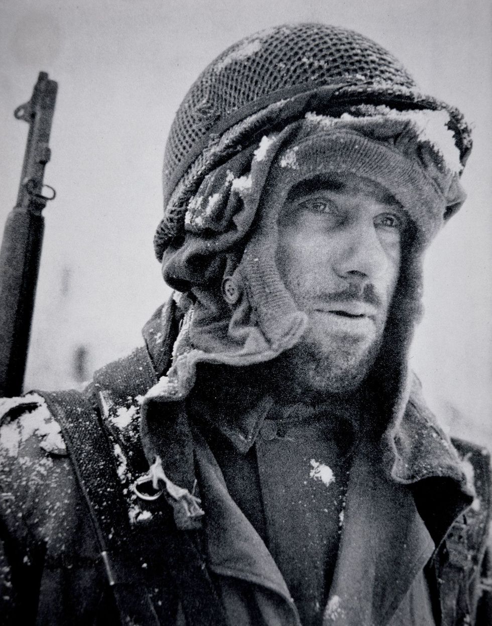 In hartje winter en zonder geschikte kleding gebruikt een Amerikaanse infanterist alle mogelijk lappen stof om zich tegen de kou te beschermen