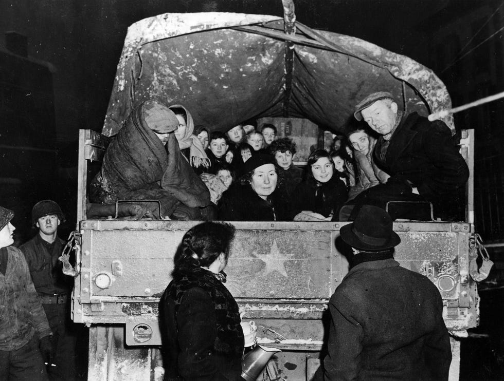 In een poging om het aantal burgerdoden tot een minimum te beperken evacueren troepen van de Amerikaanse 1e Legerdivisie de inwoners van het Belgische Odeigne terwijl ze in januari 1945 naar het dorp oprukken