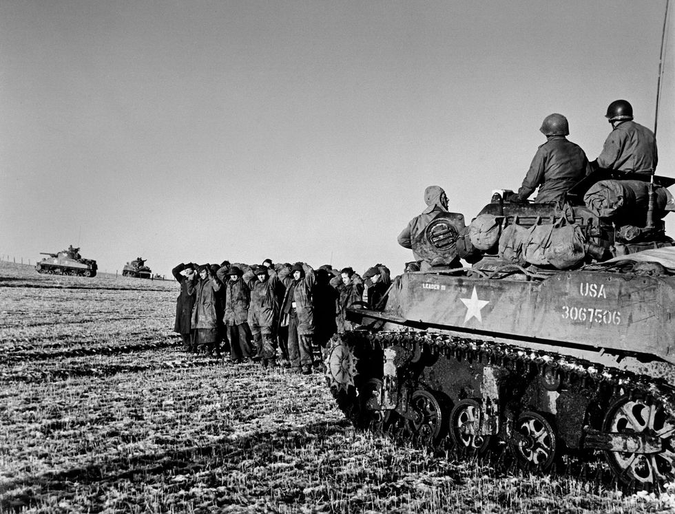Na het aanvankelijke succes van het Duitse Ardennenoffensief keerde het tij al snel in het voordeel van de Geallieerden Deze Duitse eenheid in de buurt van Bastogne in Belgi gaf zich in zijn geheel over