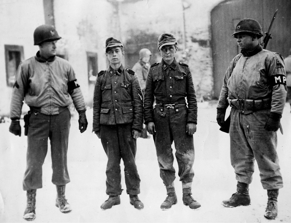 Geallieerde troepen beseften hoe wanhopig naziDuitsland was toen ze Duitse soldaten krijgsgevangen maakten die minderjarig bleken te zijn De kinderen waren gedwongen om dienst te nemen Op de foto deze zeer jonge SSofficieren werden in de buurt van Bastogne gevangen genomen