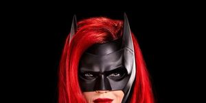 ruby rose como batwoman en el poster de la serie de hbo y cw