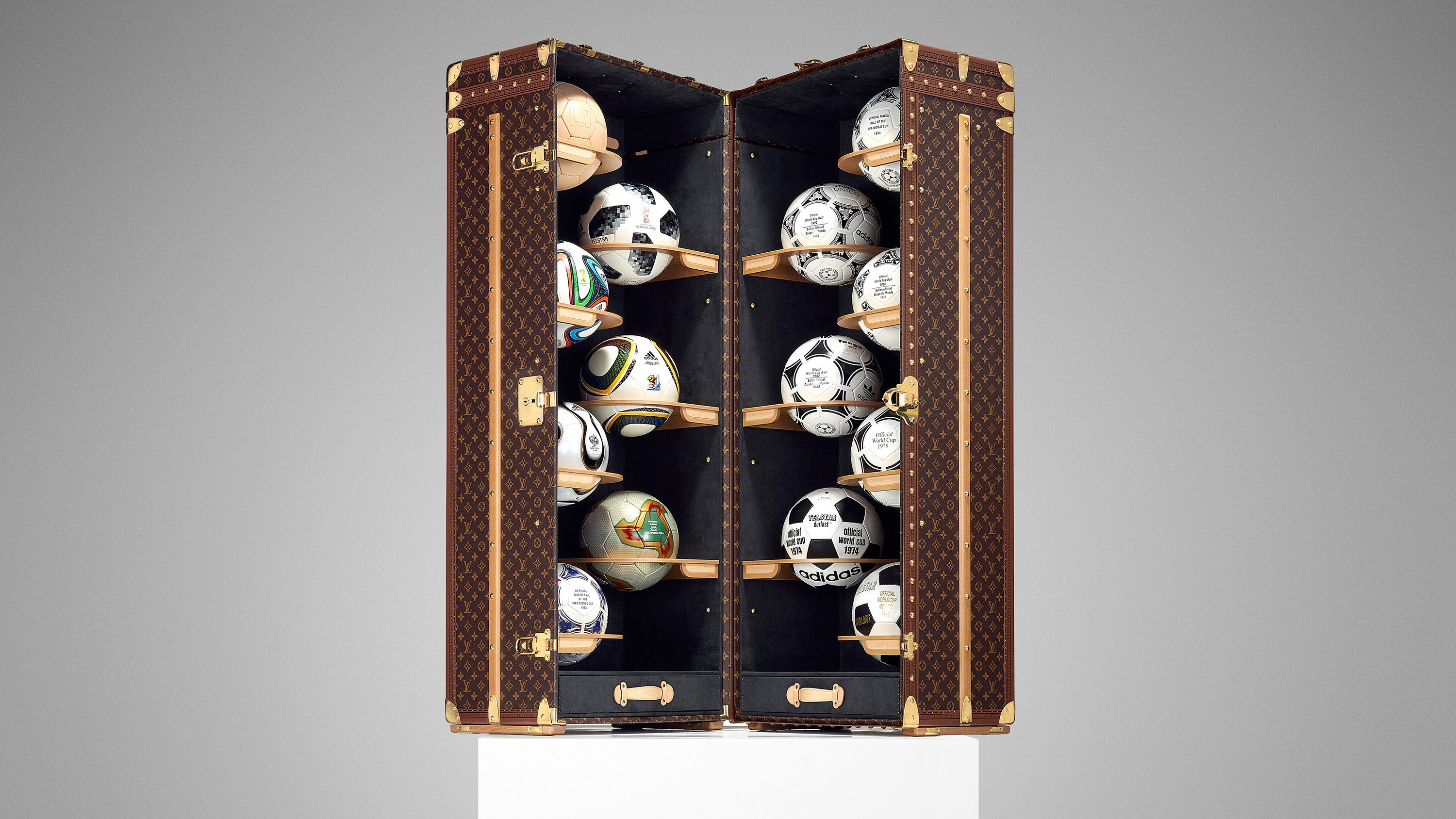 Louis Vuitton mete en un baúl muy especial 13 balones oficiales de los  mundiales de fútbol