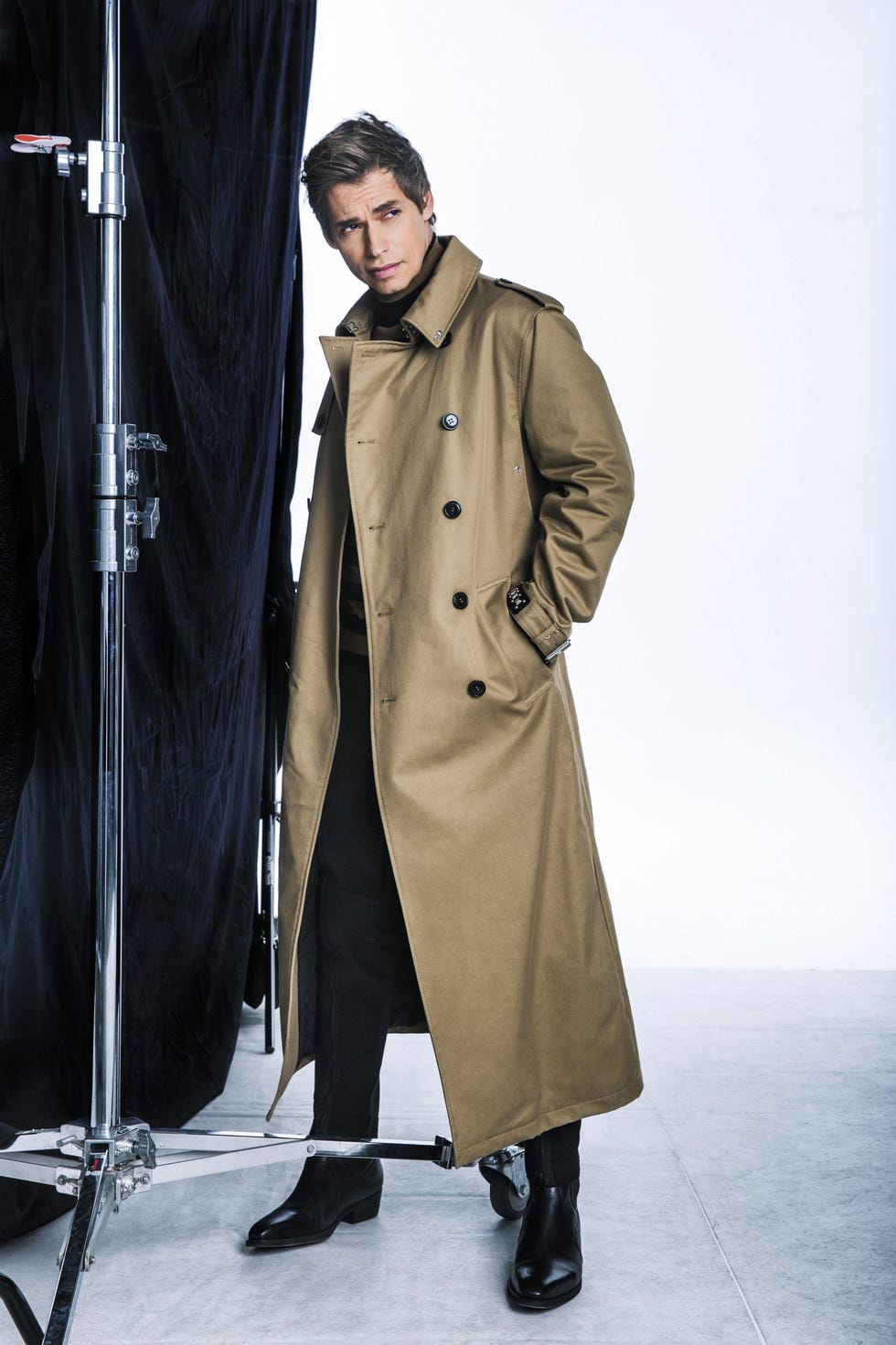 Carlos Baute con trench de Zara