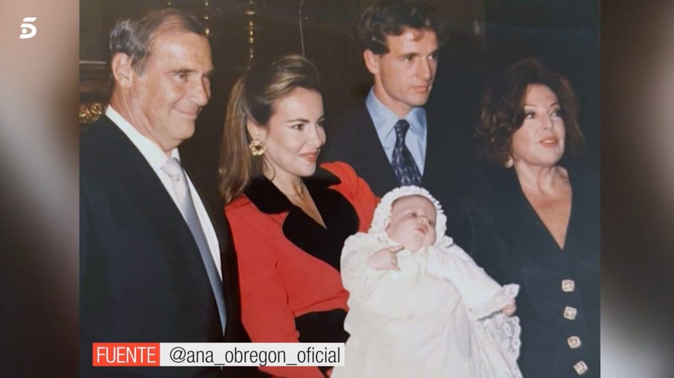 la pareja con el pequeño y los padres de la actriz