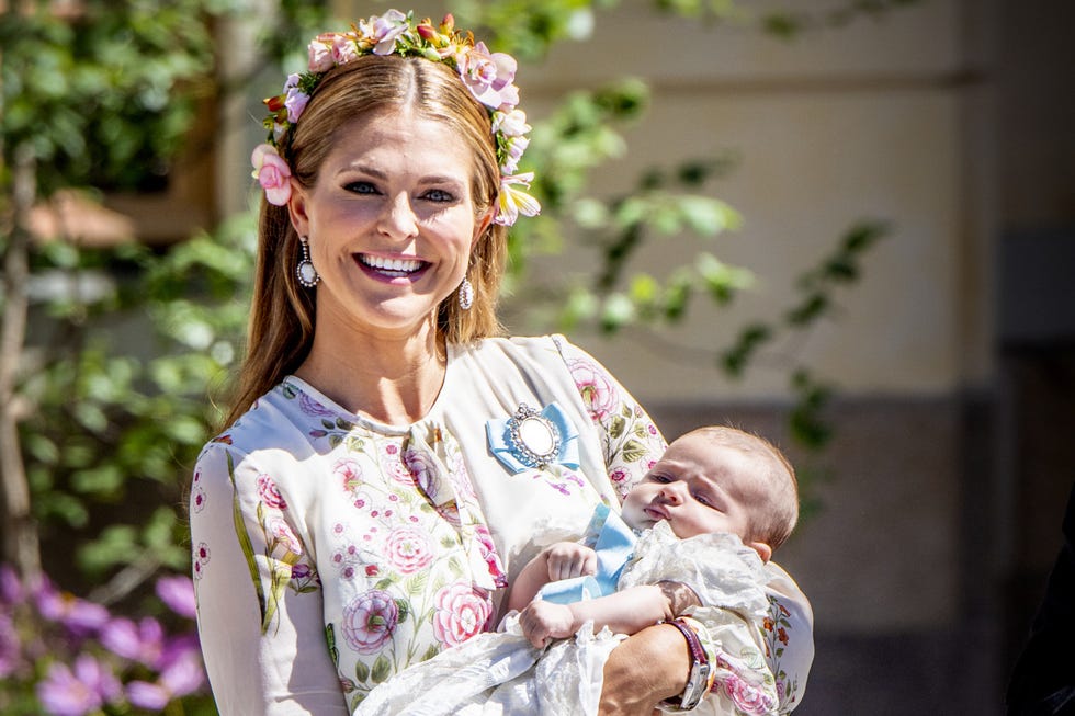 Magdalena de Suecia con su hija Adriana en brazos