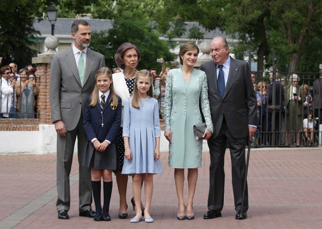 La familia real española durante el bautizo de la princesa Sofía
