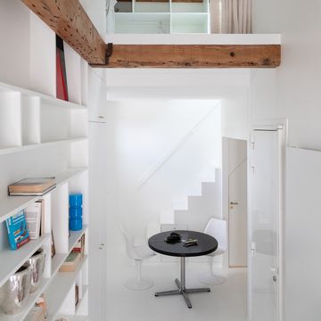 escalera blanca en piso pequeño
