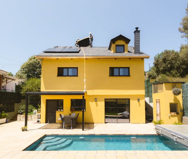 la imagen muestra una casa con una instalación de placas solares para ilustrar un reportaje sobre placas solares solarprofit