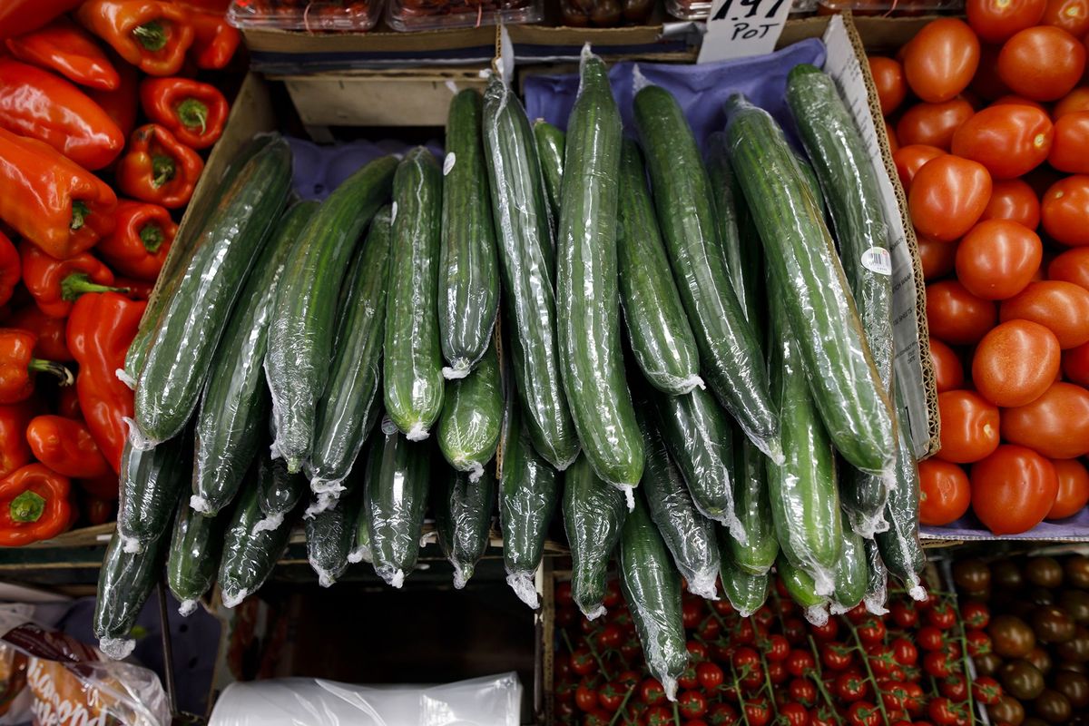 In plastic verpakte komkommers in een supermarkt in Toronto Negen van de tien plastic wegwerpproducten die werden gevonden in de jaarlijkse wereldwijde strandschoonmaak van Ocean Conservancy waren voedselwikkels