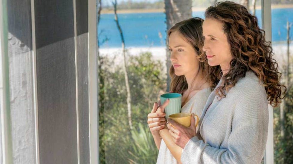 Andie MacDowell y Minka Kelly en una escena de 'Una casa junto al mar'