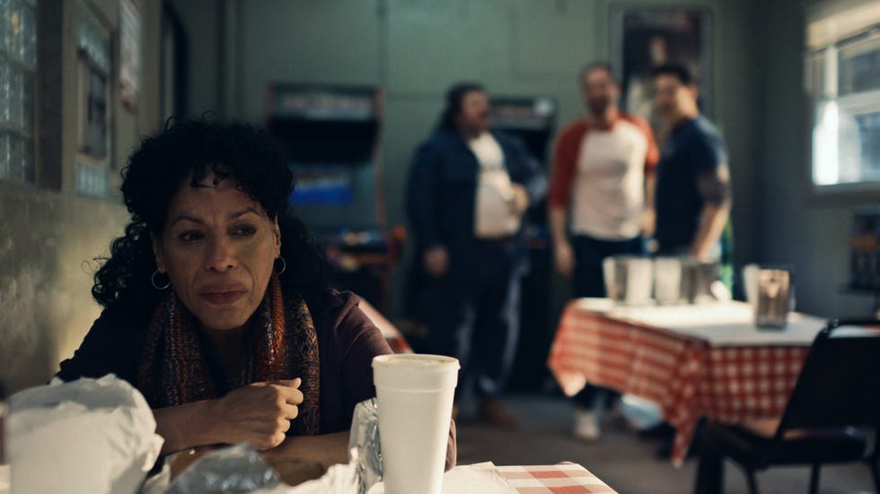 “the bear” — “napkins” — temporada 3, episódio 6 (estréia quinta-feira, 27 de junho) — foto: liza colón zayas como tina. cr: fx.