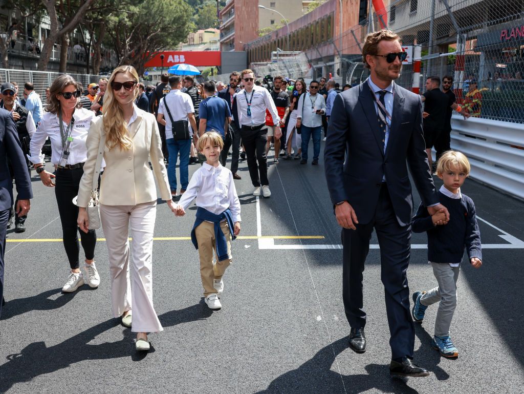 Pierre Casiraghi e Beatrice Borromeo le nuove foto con i figli