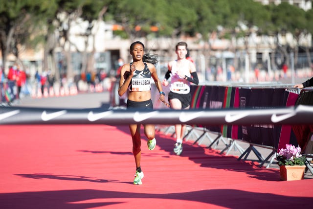 la keniana beatrice chepkoech entra en la meta de mónaco en su récord mundial de 5k en ruta