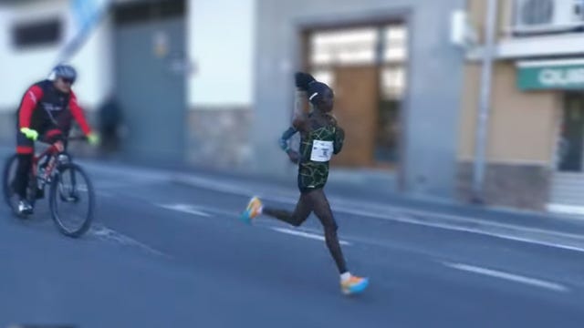 fotograma de la retransmisión mientras beatrice cheserek corre el medio maratón de santa pola