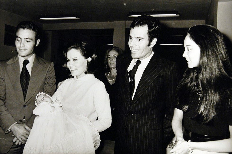julio iglesias e isabel preysler bautizan a su hija chabeli en 1971 con beatriz arrastia y carlos iglesias como padrinos