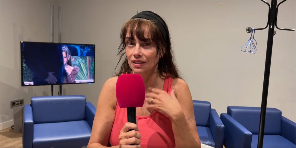 la actriz hablando con los reporteros de supervivientes a su regreso a espana