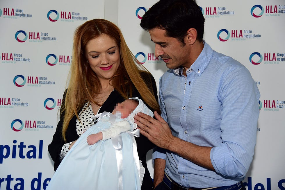 Beatriz Trapote y Víctor Janeiro presentan al pequeño Oliver