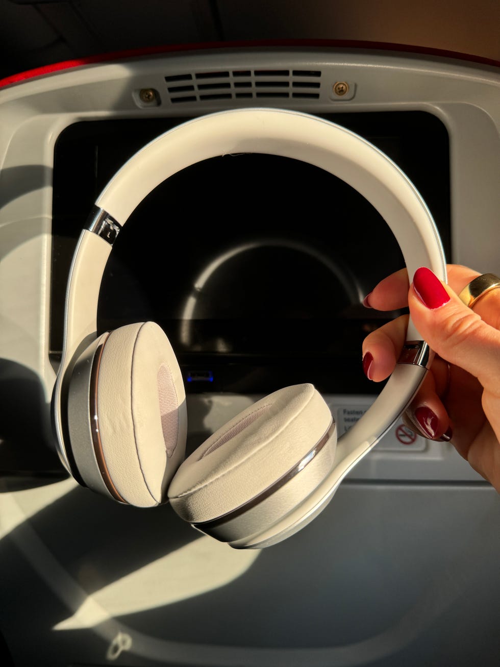 testing the beats solo 3 on an airplane