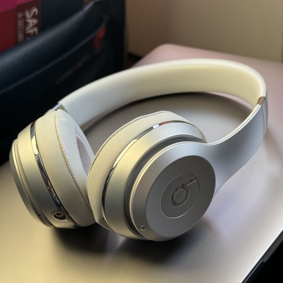 testing the beats solo 3 on an airplane