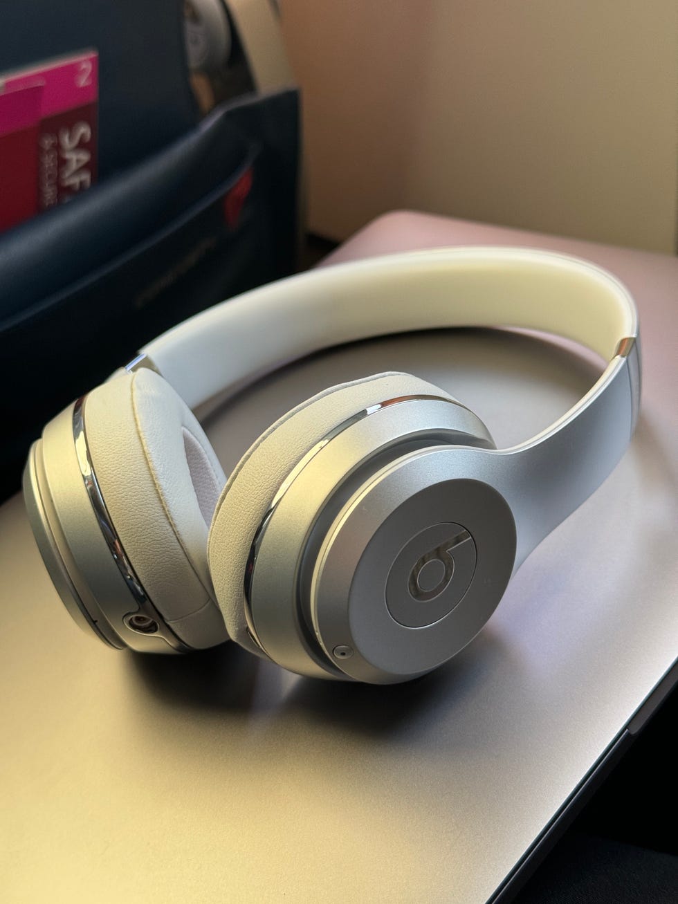 testing the beats solo 3 on an airplane